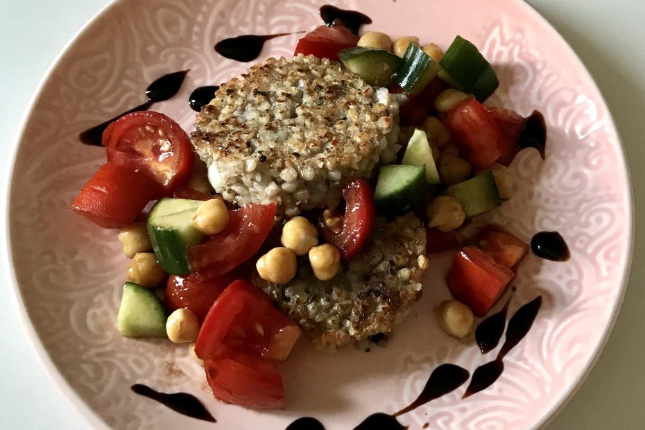 Ropogós hajdina pogácsa, balzsamecetes salátával