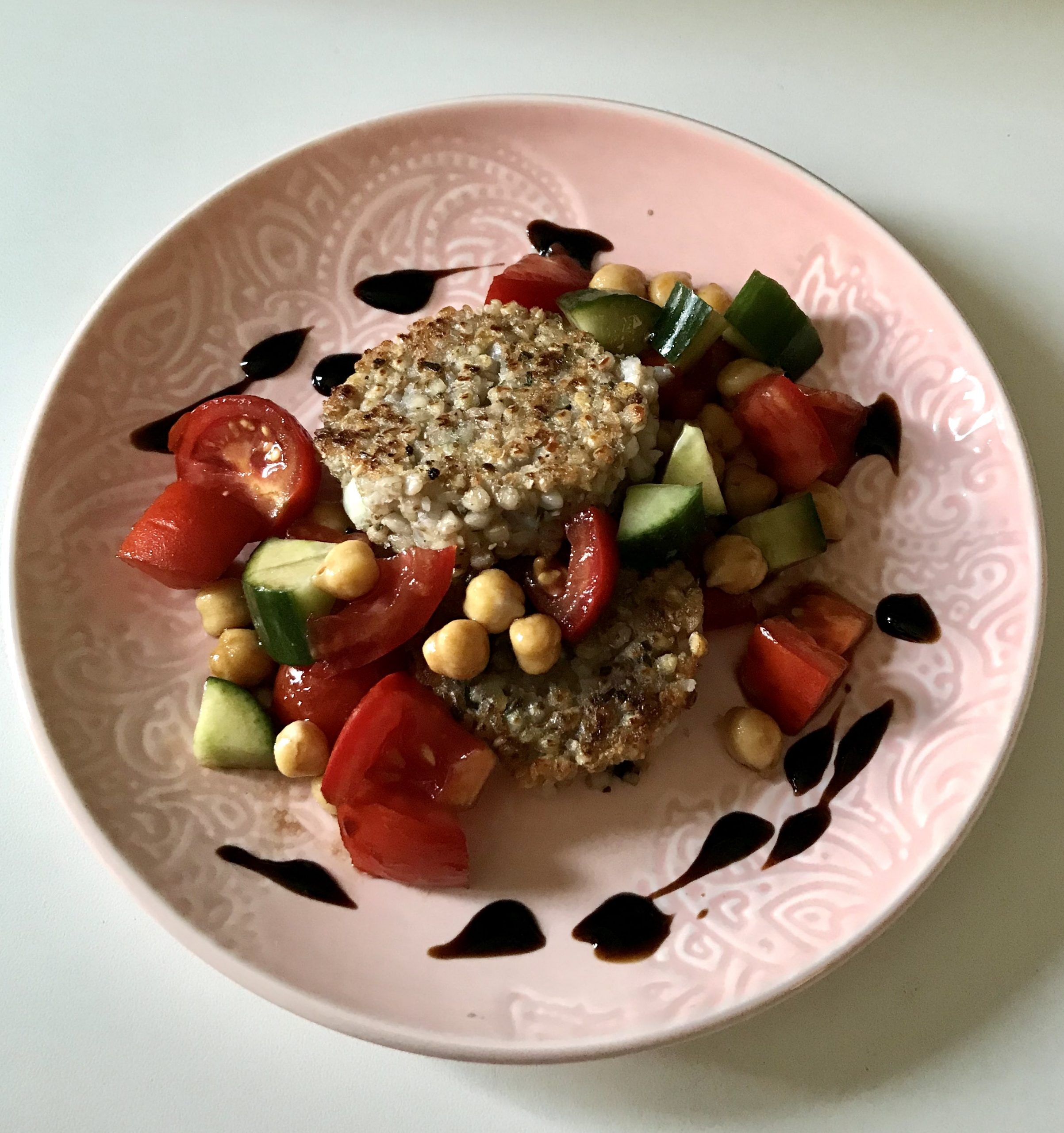 Ropogós hajdina pogácsa, balzsamecetes salátával