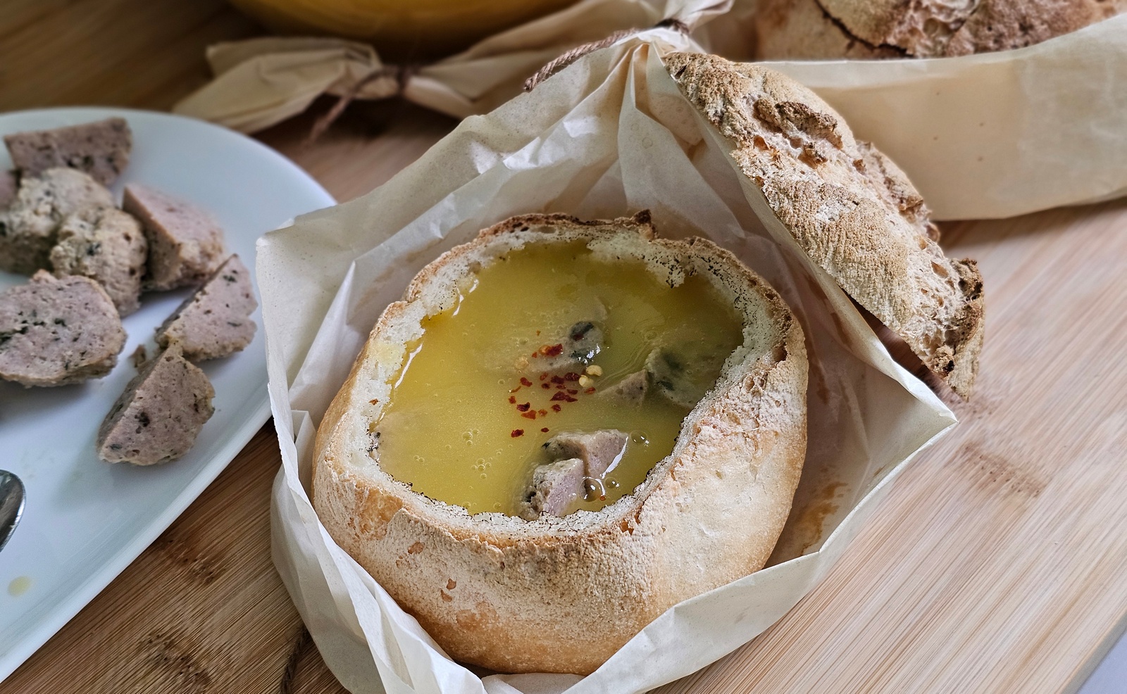 Glutén-, tej- és tojásmentes cipóban tálalt krémleves húsgombóccal - Kohári Éva receptje