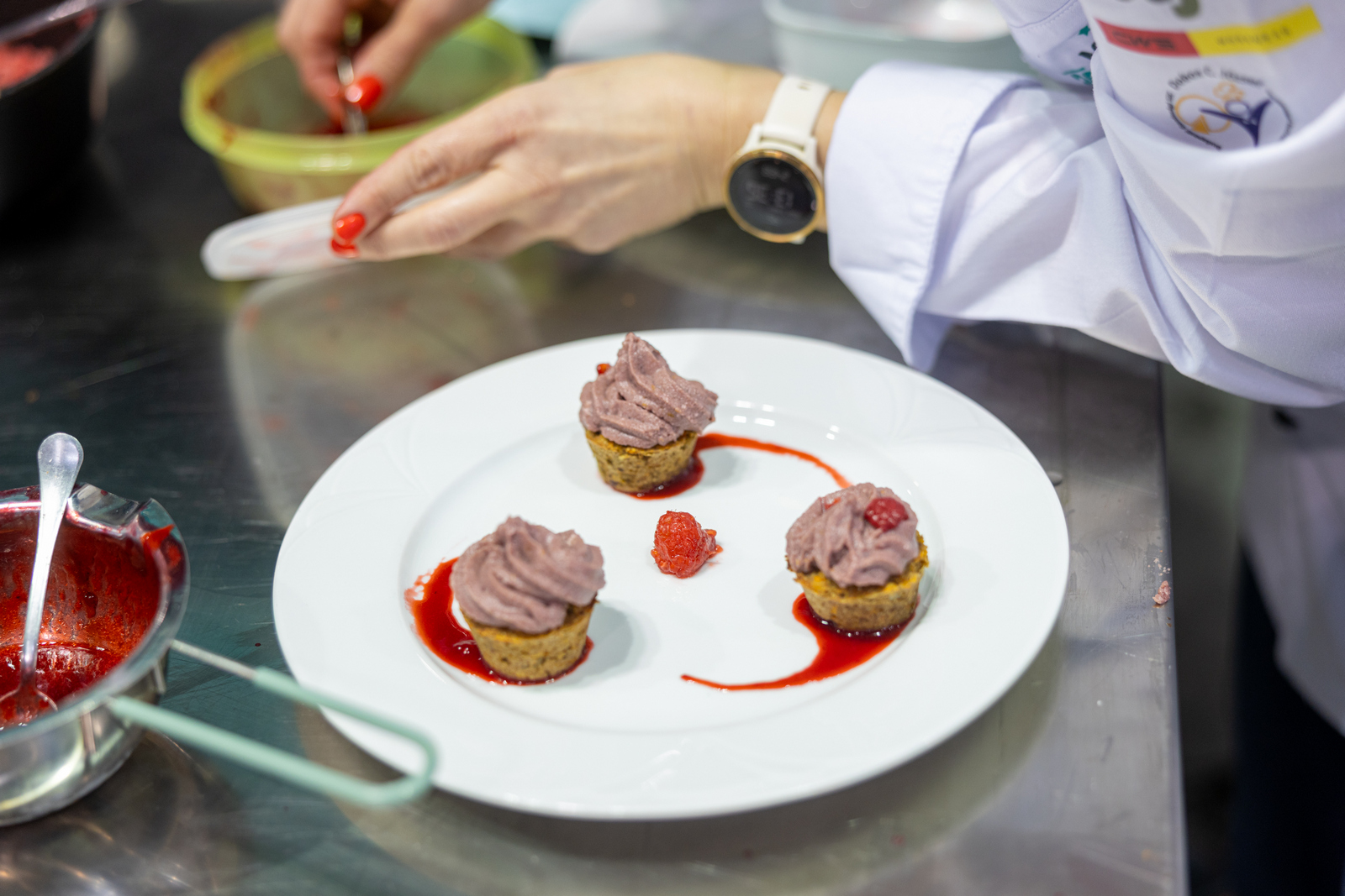 Málnás répatorta-kosárka - Év Mentes Séfje 2026 amatőr kategória döntő - Boros Mariann desszertje