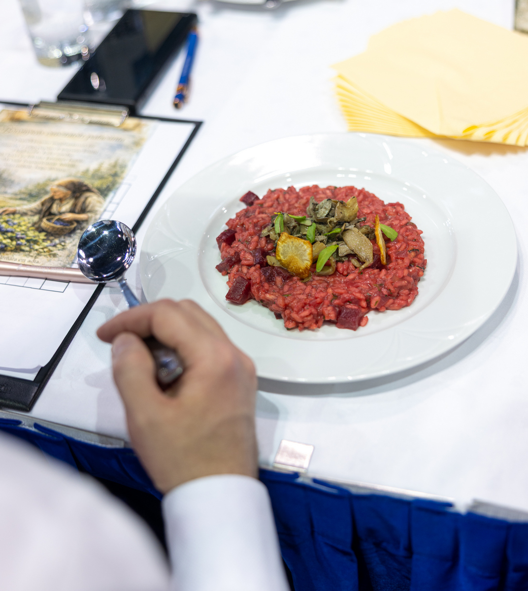 Bíbor harmónia – sült céklás rizottó laskagombával, csicsókachips-szel - Év Mentes Séfje 2026 amatőr kategória döntő - Boros Mariann főétele