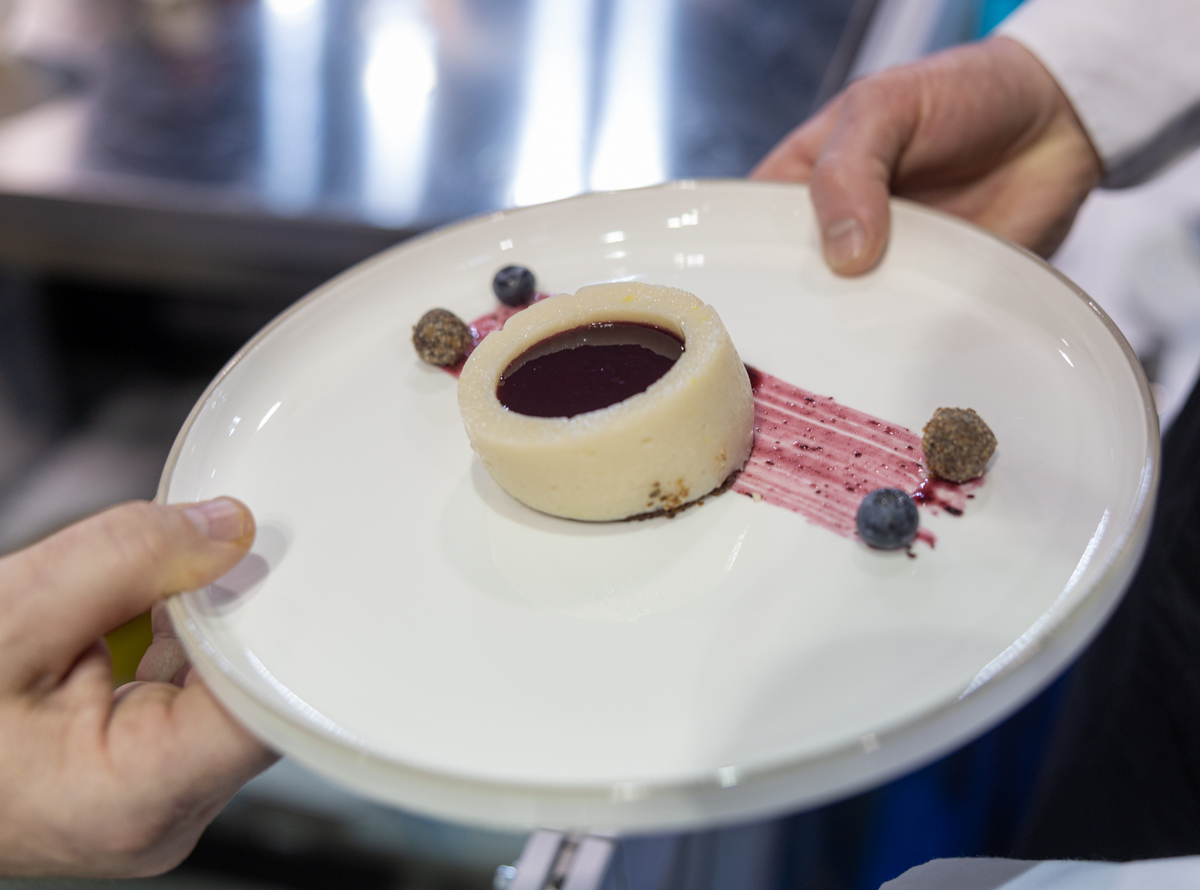 Fehér és kék - Év Mentes Séfje 2026 amatőr kategória nyertese - Faragó Beatrix desszertje