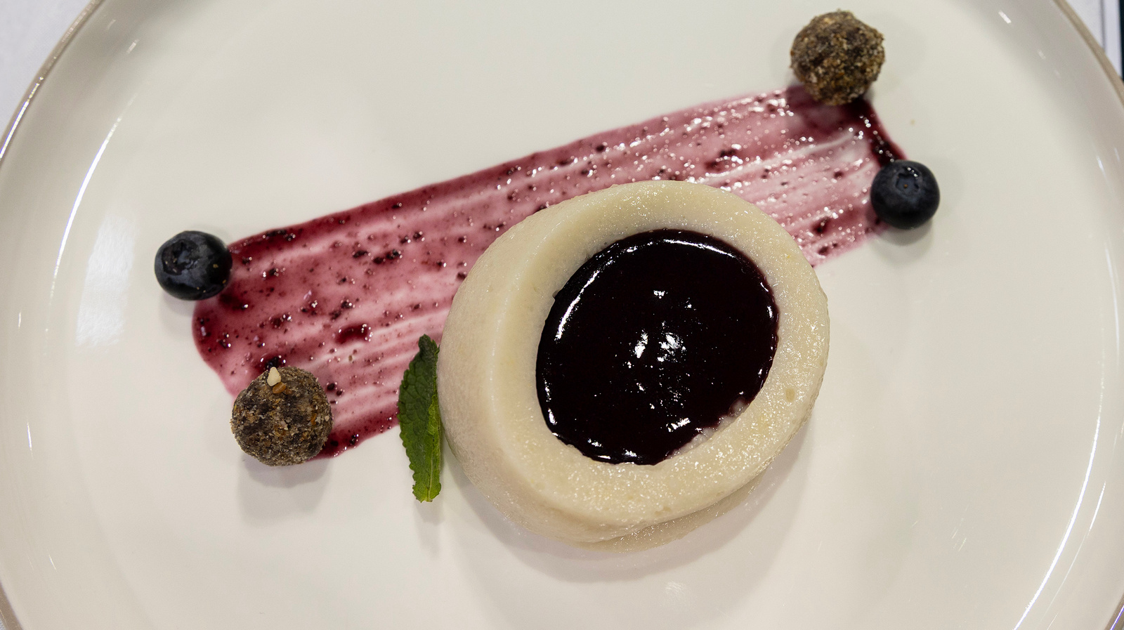 Fehér és kék - Év Mentes Séfje 2026 amatőr kategória nyertese - Faragó Beatrix desszertje