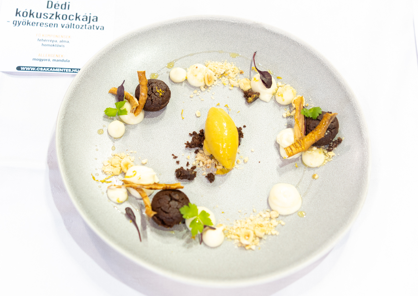 Vegán kókuszkocka homoktövis–alma sorbettel és friss kókuszos fehérrépa krémmel - Év Mentes Séfje 2026 profi kategória győztese -Matus István desszertje