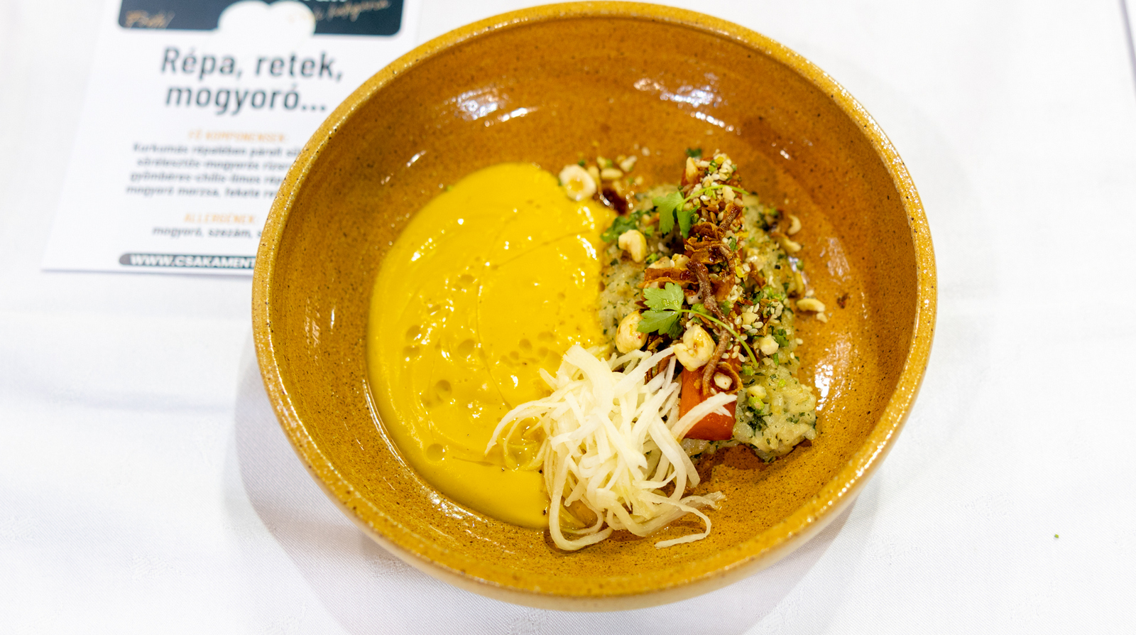 Édes-savanyú répa kurkumás „vadas” mártással, fűszeres rizsropogóssal, fekete retek salátával és zöldfűszeres-mogyorós frissítővel - Év Mentes Séfje 2026 profi kategória győztese - Matus István főétele