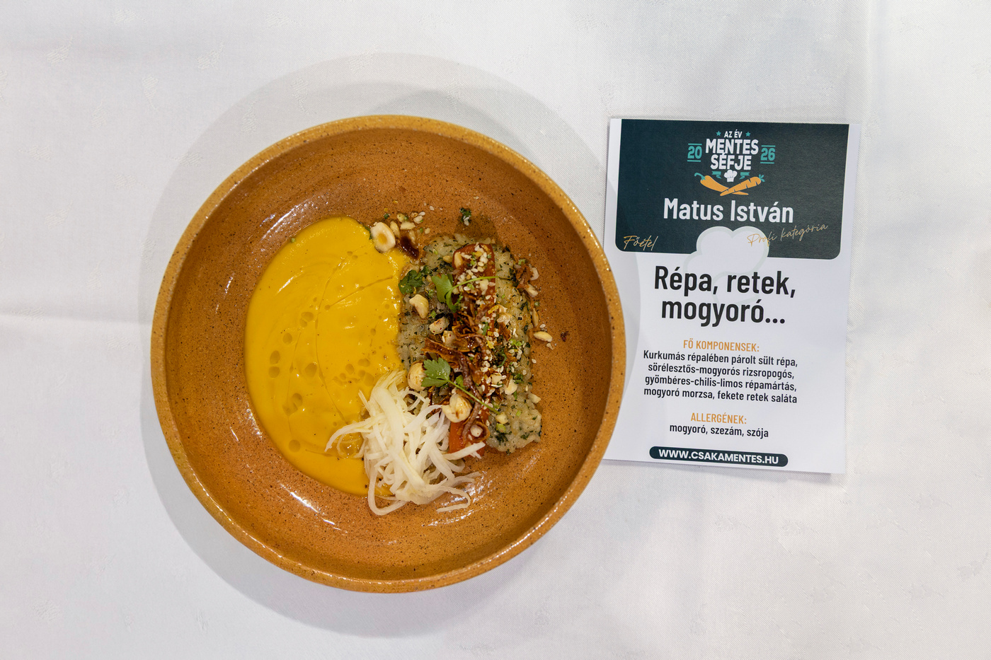 Édes-savanyú répa kurkumás „vadas” mártással, fűszeres rizsropogóssal, fekete retek salátával és zöldfűszeres-mogyorós frissítővel - Év Mentes Séfje 2026 profi kategória győztese - Matus István főétele