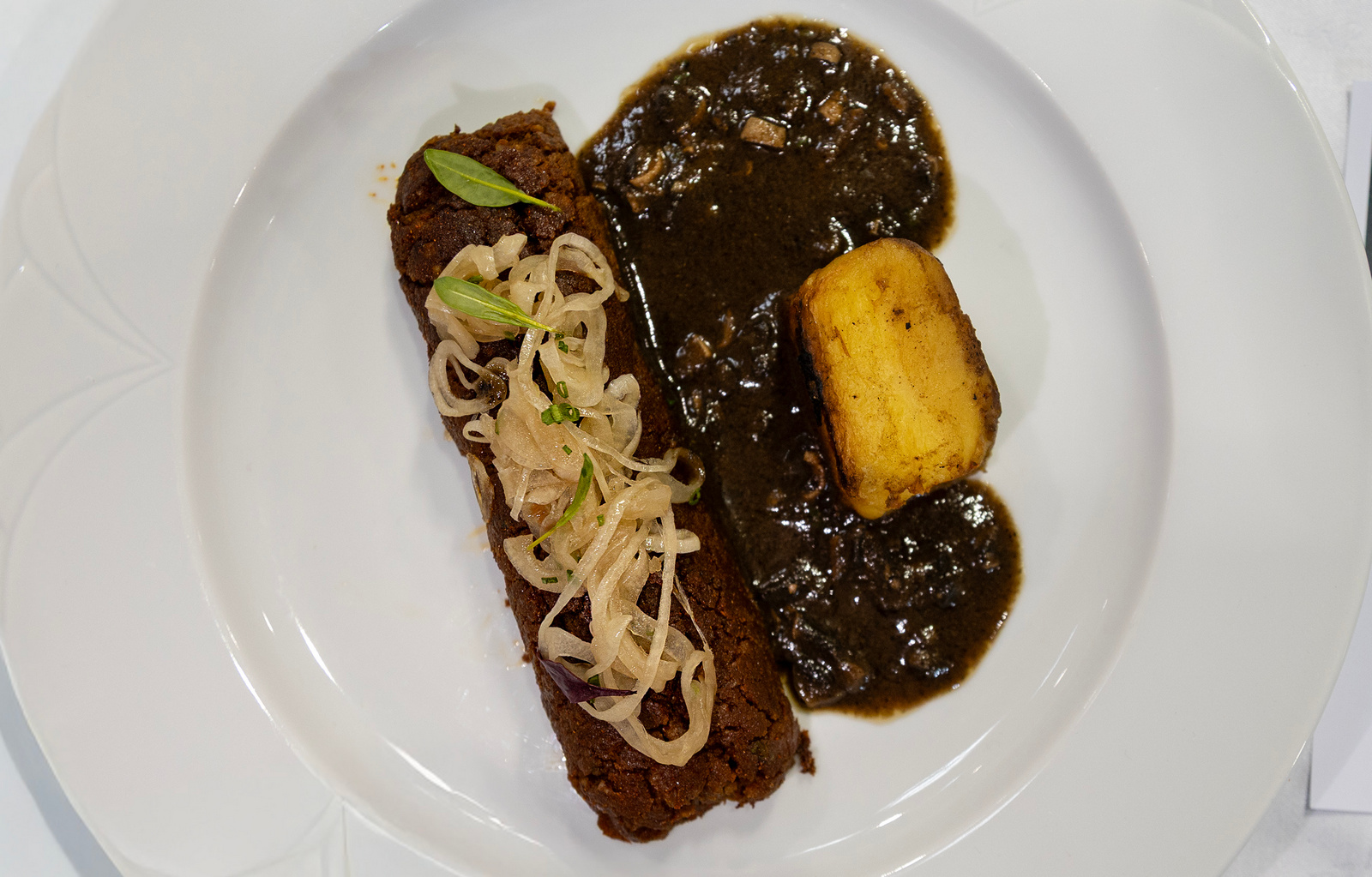 Fekete fokhagymás cirokvagdalt, kardamomos burgonyafondant és selymes gombakrém - Év Mentes Séfje 2026 profi kategória döntős versenyző - Pikács Árpád főétele