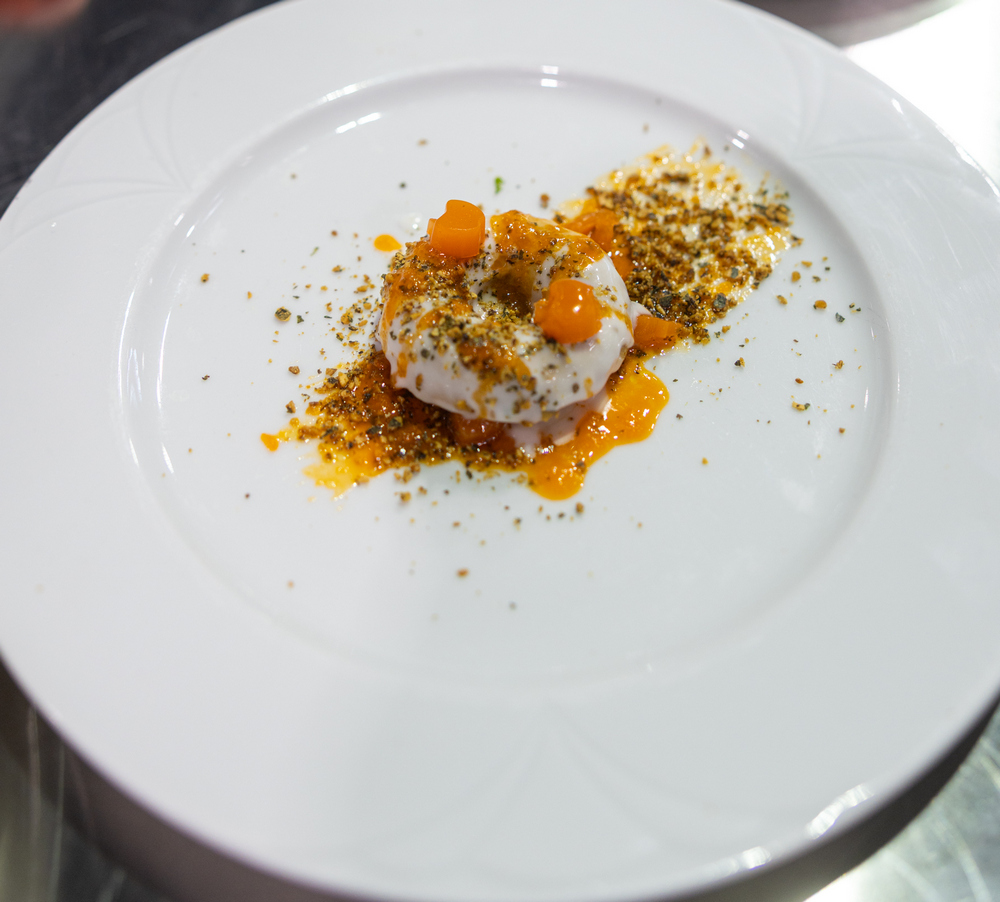 Fűszeres zabfánk citrusos kókuszkrémmel, répamézzel és gumicukorral - Év Mentes Séfje 2026 amatőr kategória döntő - Szörényi Anikó desszertje