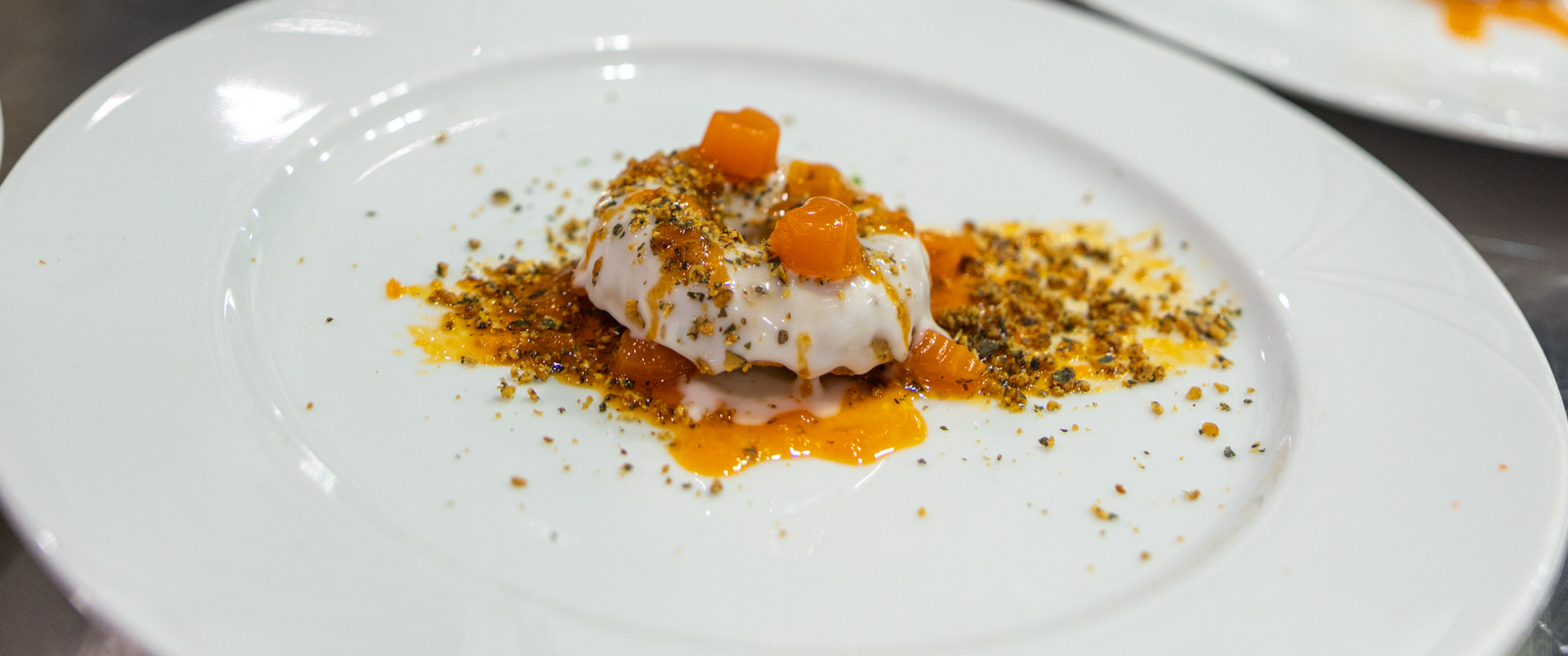 Fűszeres zabfánk citrusos kókuszkrémmel, répamézzel és gumicukorral - Év Mentes Séfje 2026 amatőr kategória döntő - Szörényi Anikó desszertje