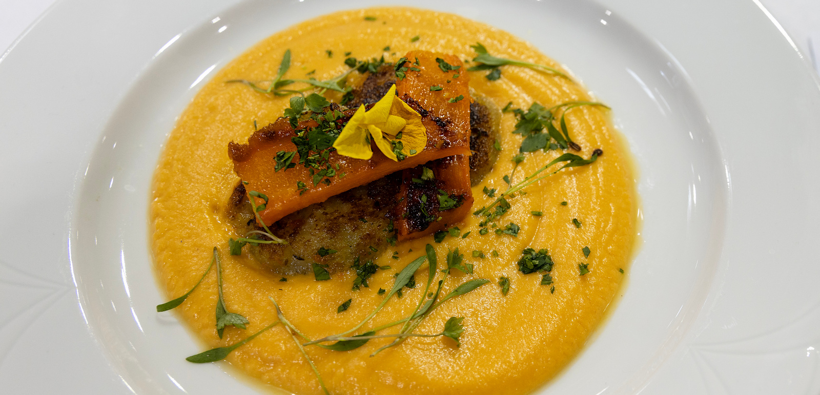 Vegán vadas, karamellizált répa, imo-mochi - Év Mentes Séfje 2026 amatőr kategória döntő - Szörényi Anikó főétele