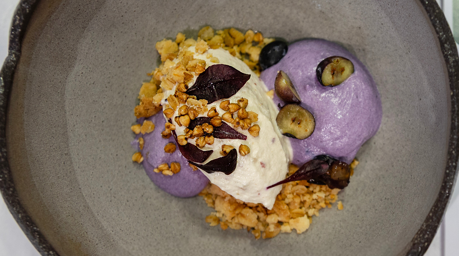 Lila illúzió - Vegán sajtkémes desszert - Év Mentes Séfje 2026 profi kategória fenntarthatósági különdíj - Tanács Norbert desszertje