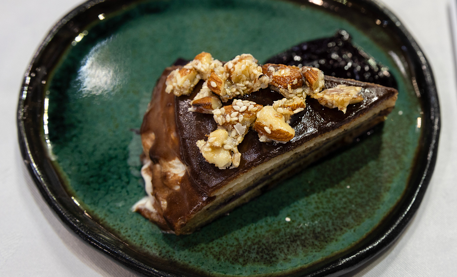 Áfonyás- csokis csúsztatott palacsinta diós-szezámos grillázzsal és áfonya zselével - Év Mentes Séfje 2026 amatőr kategória kreatív különdíj - Vári Adrienn desszertje