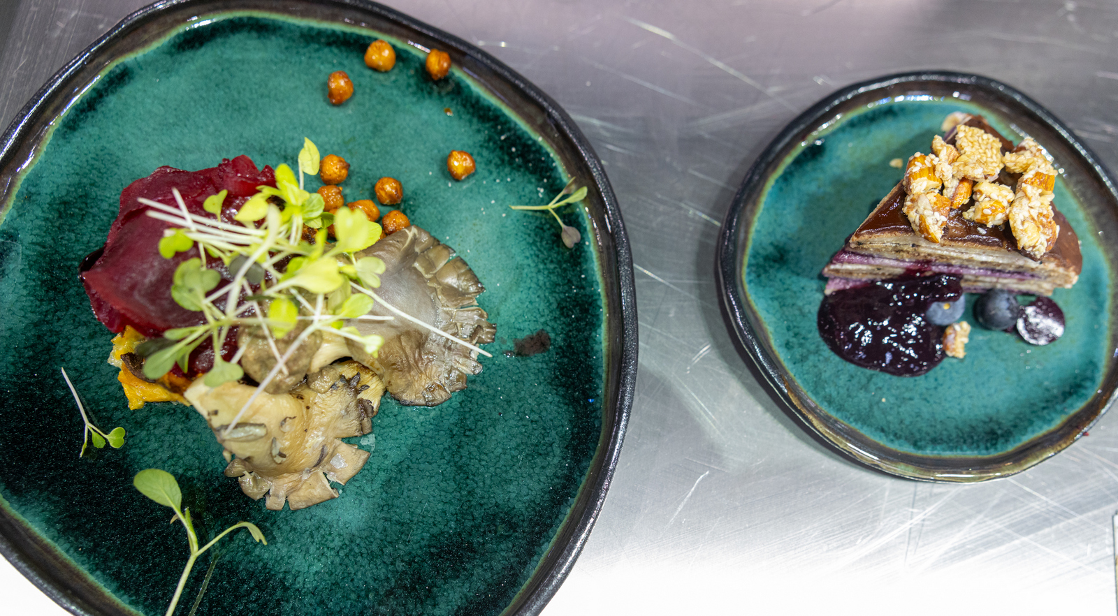 Laska gomba steak, Áfonyás- csokis csúsztatott palacsinta - Év Mentes Séfje 2026 amatőr kategória kreatív különdíj - Vári Adrienn főétele és desszertje