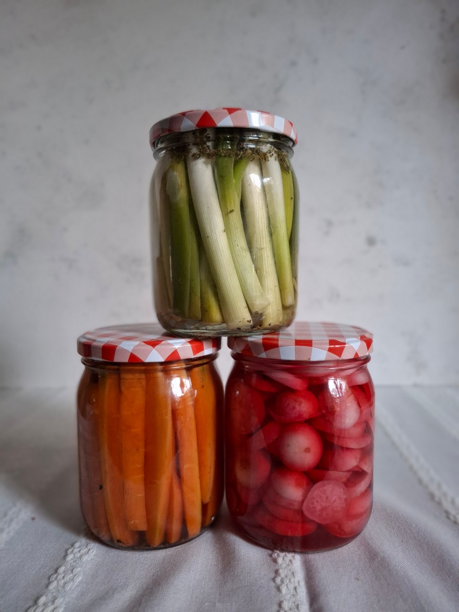 Retek, sárgarépa, újhagyma savanyúság - Horváth Judit, Fermentált Konyha társszerző, receptkönyvíró receptje